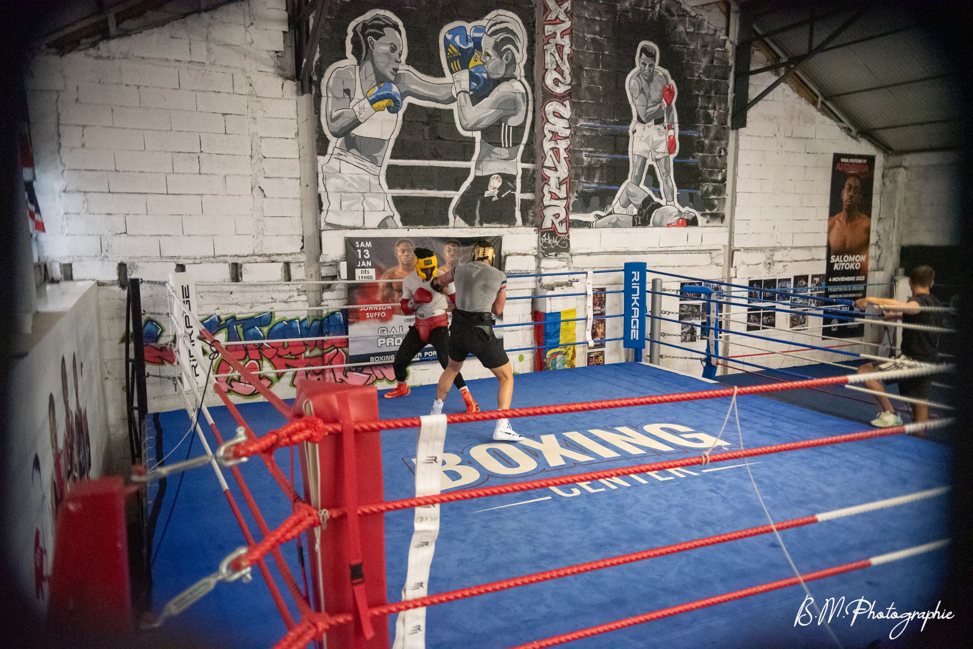 Le ring vu de l’extérieur des cordes, pendant un entraînement.